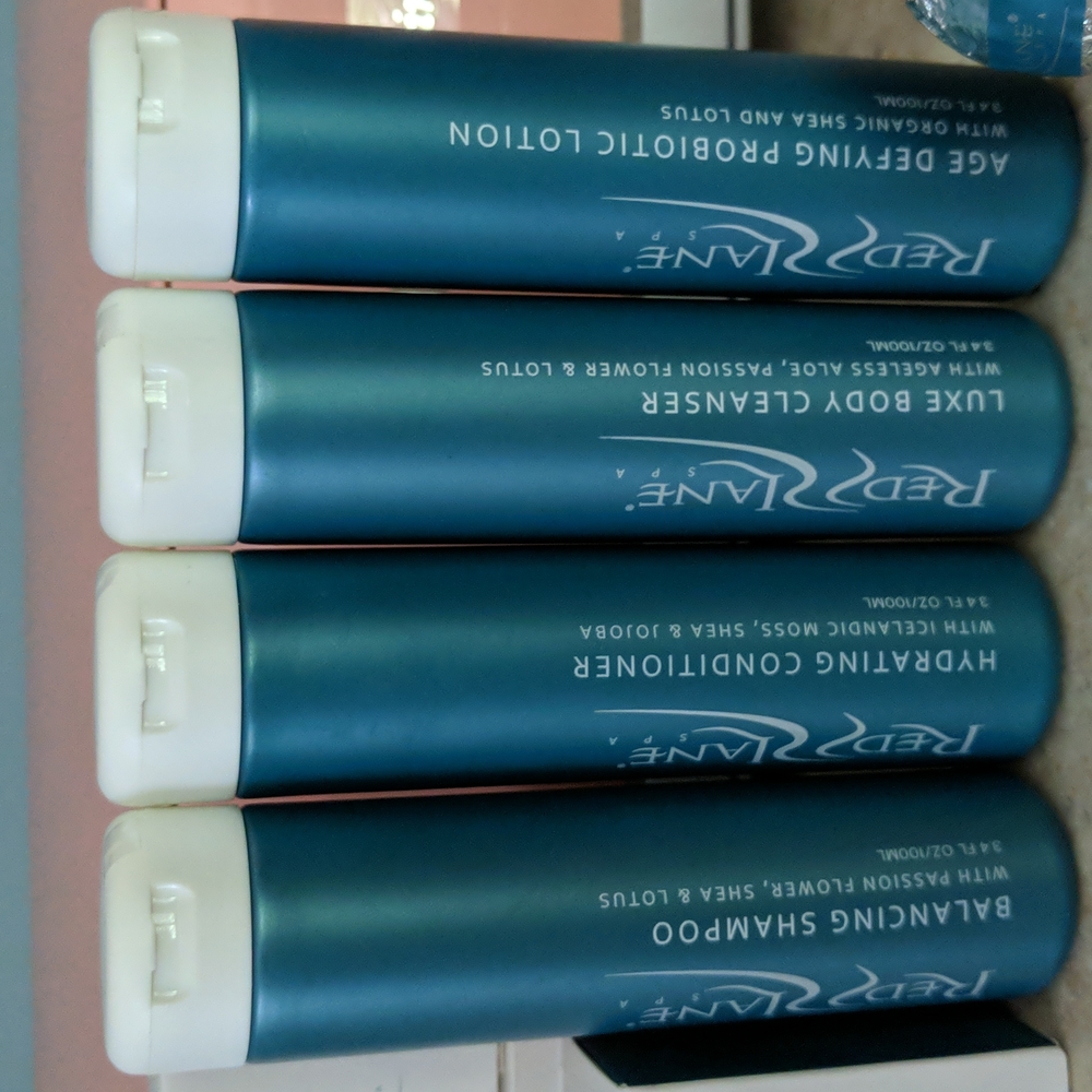 NEW Red Lane Spa Sandals Resorts Shampoo Conditioner Cleanser Lotion Bun… - Picture 2 of 3